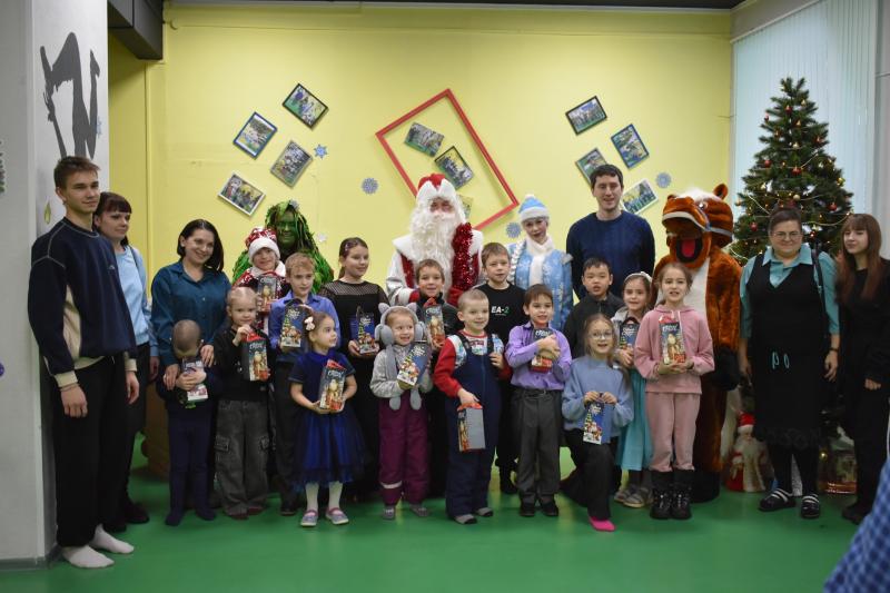 В КУРГАНСКОМ ЦЕНТРЕ СОЦИАЛЬНОЙ ПОМОЩИ СЕМЬЕ И ДЕТЯМ ПРОШЁЛ МАРАФОН НОВОГОДНИХ ПРАЗДНИКОВ ДЛЯ ЮНЫХ ПОДОПЕЧНЫХ